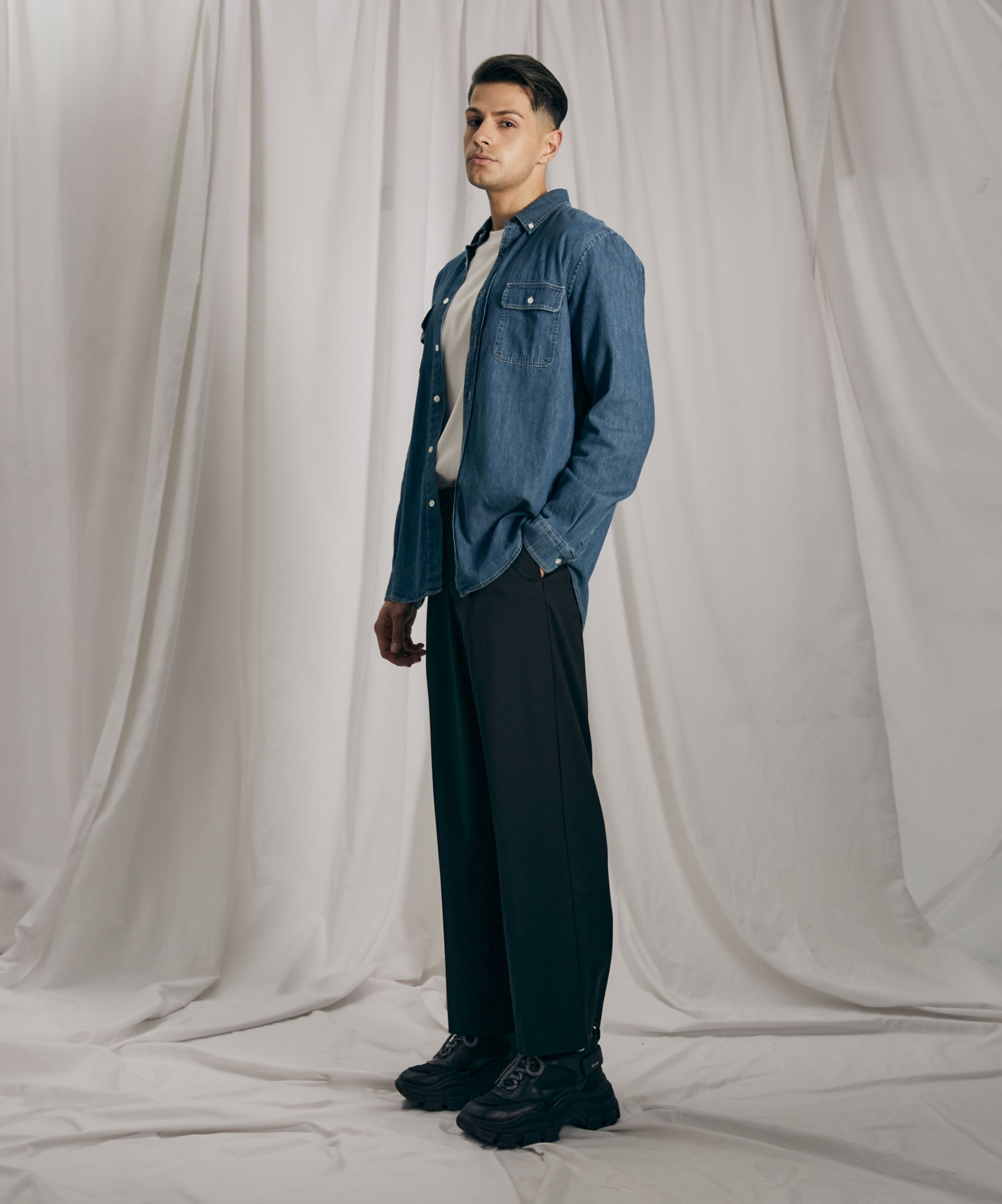 Джинсовая рубашка на пуговицах