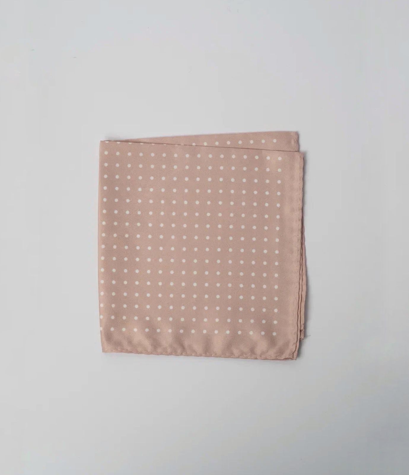 Светло-розовый платок в горошек