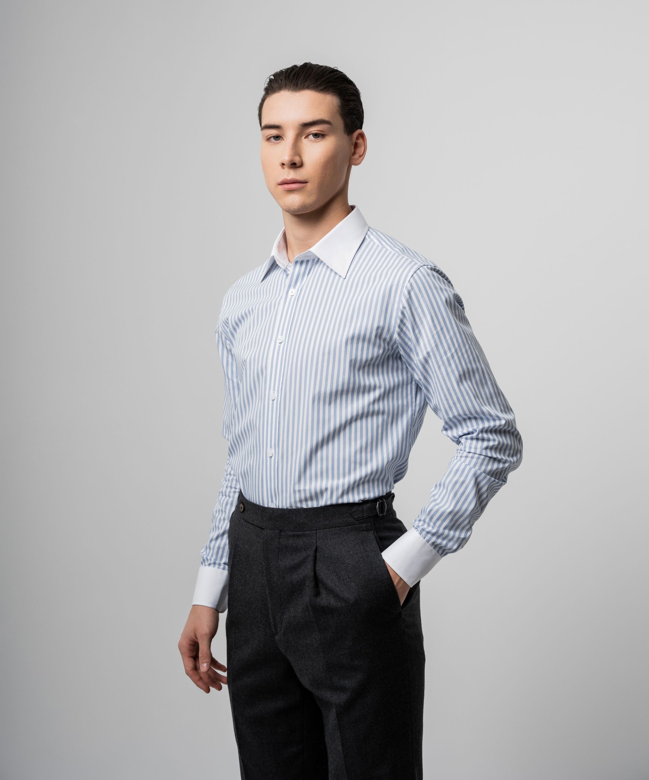 Сорочка с белым воротником и манжетами