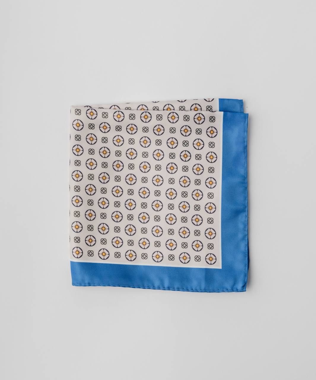 Платок-паше с изысканным узором в бело-голубых тонах