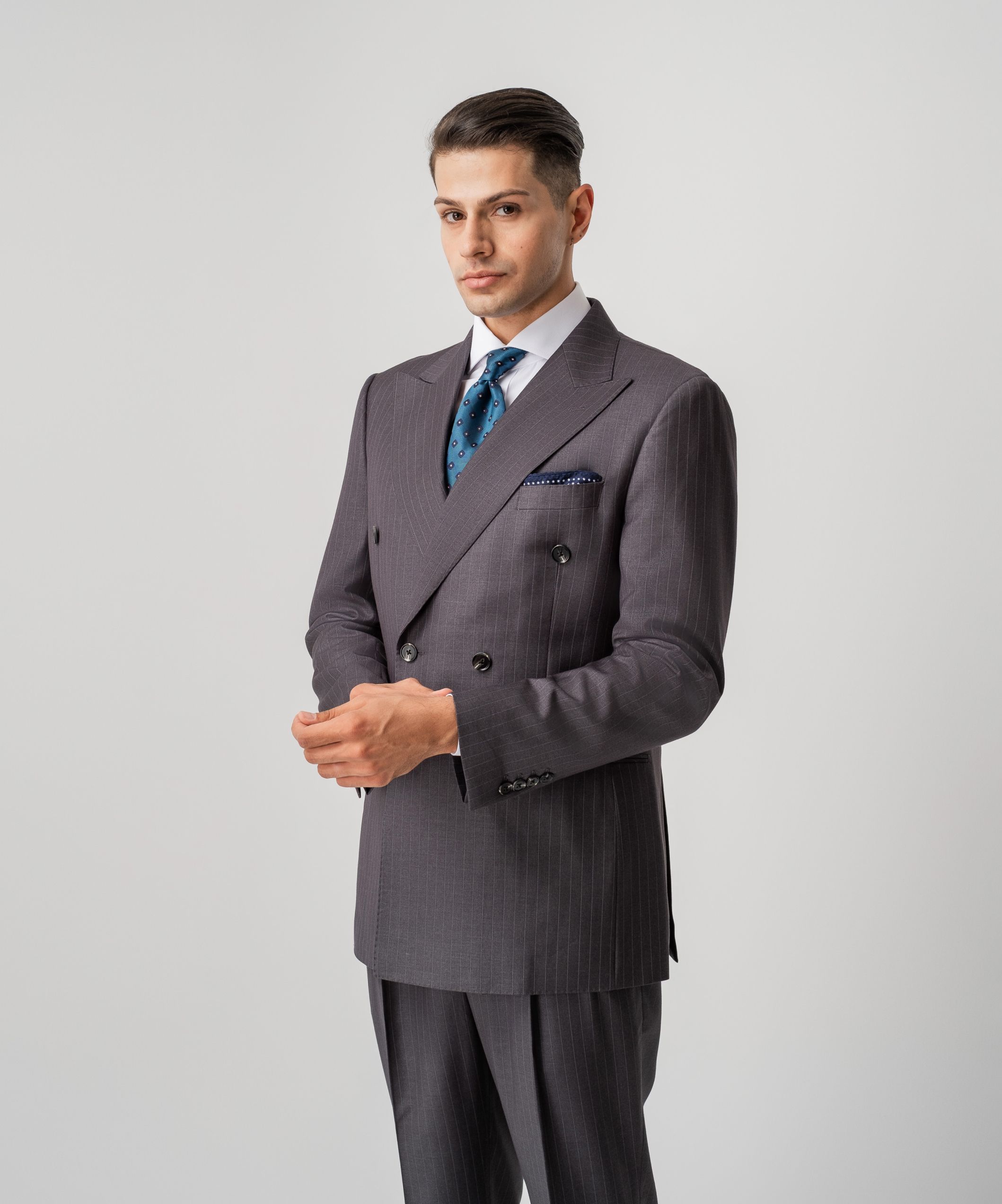 Двубортный костюм серого оттенка в мелкую полоску