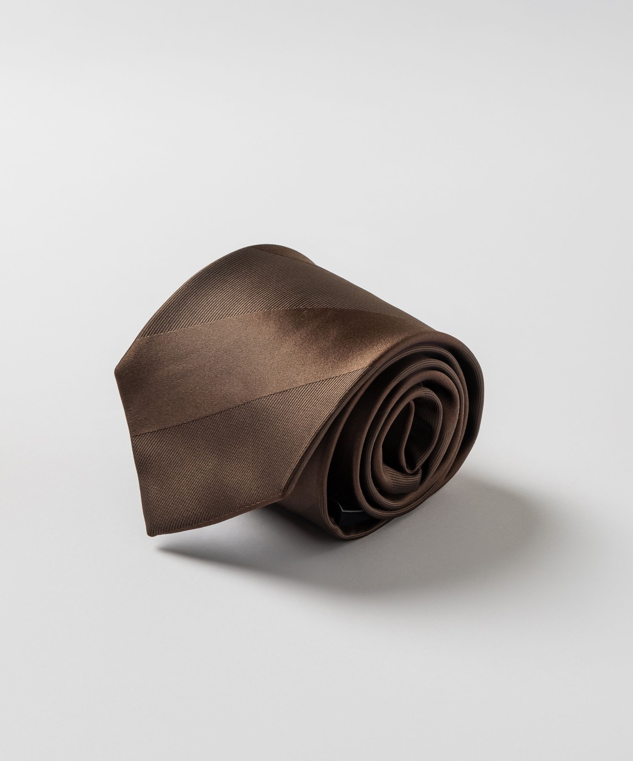 Коричневый галстук в широкие полосы