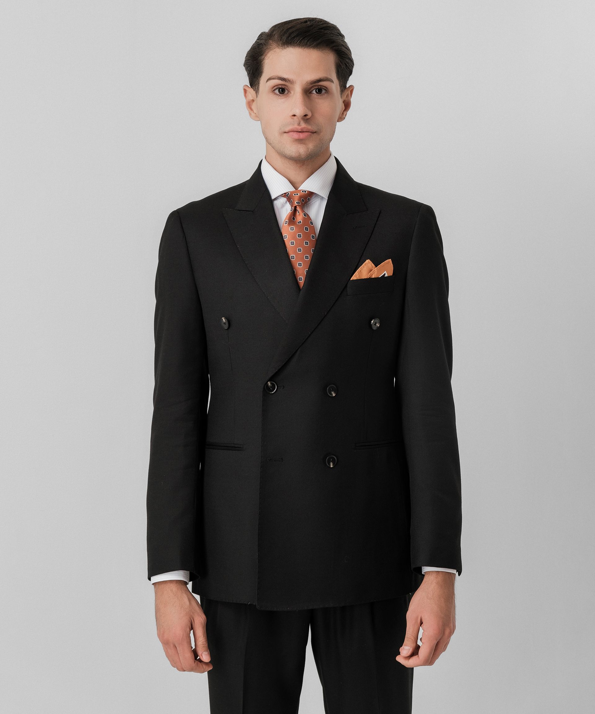 Классический двубортный костюм